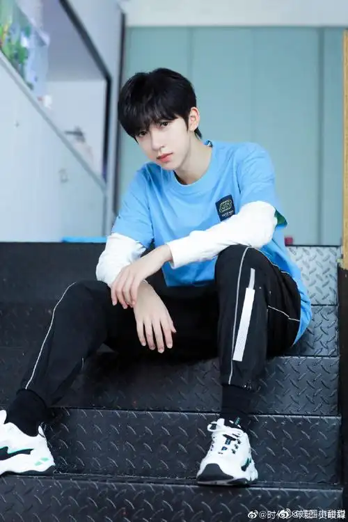 贺峻霖蓝色系随拍