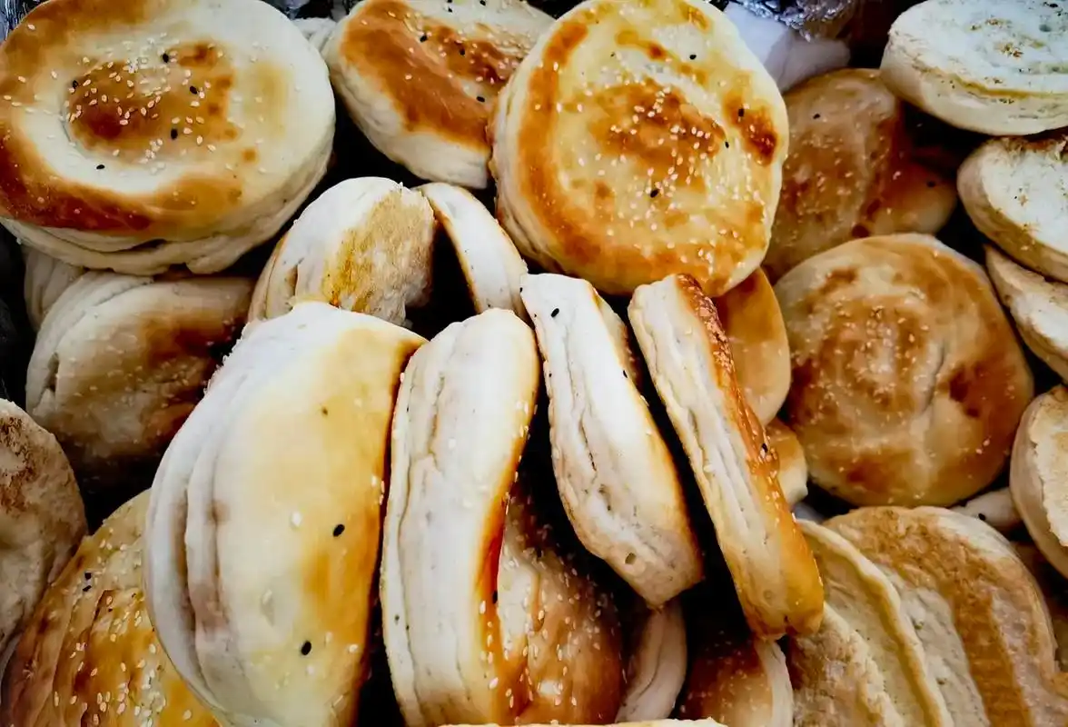 网友:泰山脚下,一碗牛肉汤,烧饼管够,汤可以再续.