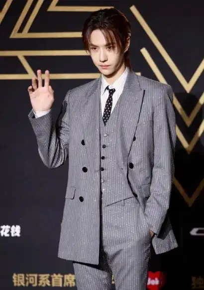 原创肖战和王一博同台比时尚同穿帅气西装看内搭就知道谁赢了