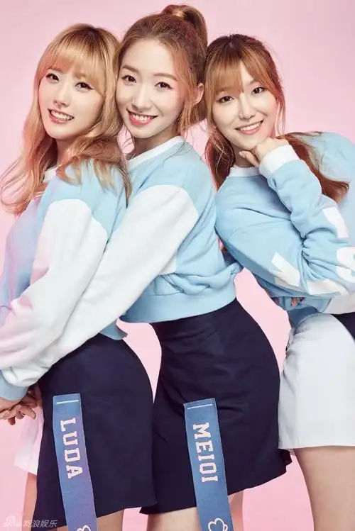 组图:女团宇宙少女写真曝光 粉色尽显俏皮感_高清图集_新浪网