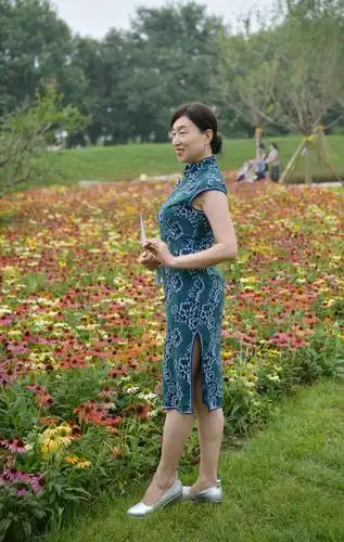 轻步闲庭秀旗袍 - 美篇