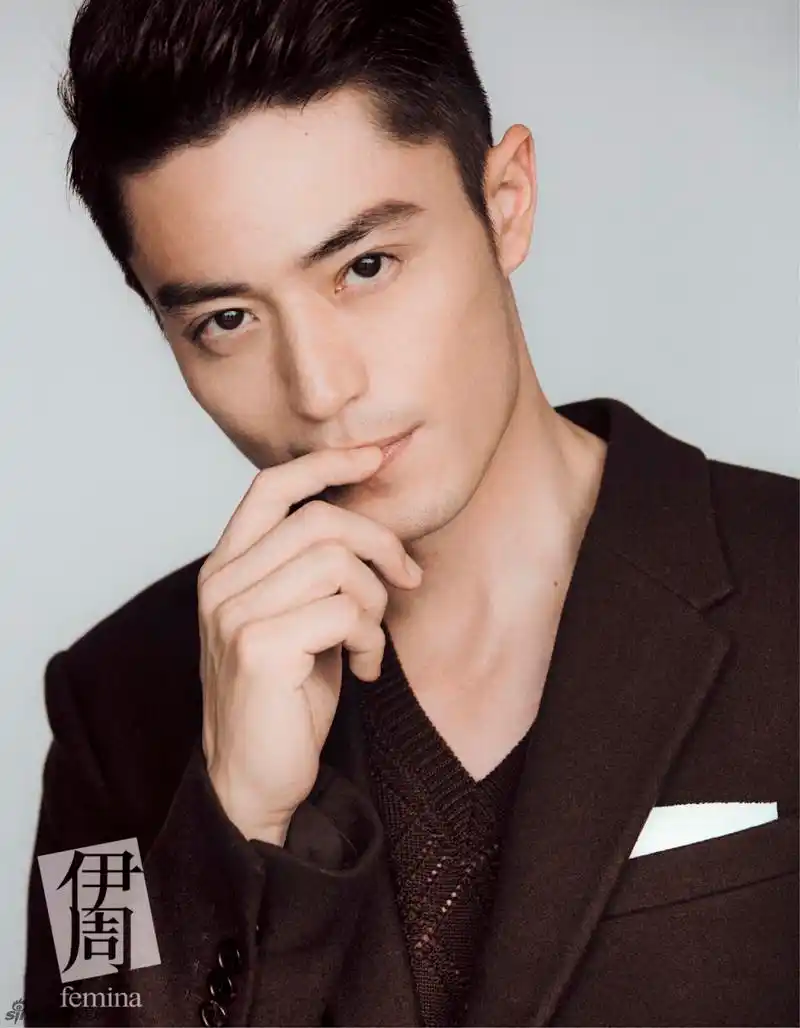 大片中,霍建华在不同造型中切换.