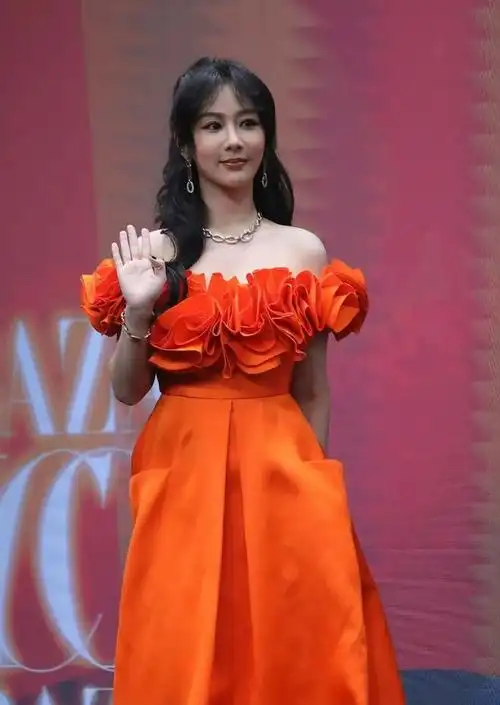 杨紫偏爱中年妇女装这一身肤色暗淡骤老10岁差点认不出