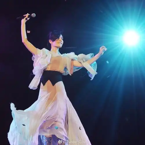 王菲61 2011香港演唱会 那年任裙摆在舞台上飘逸的精灵……__财经