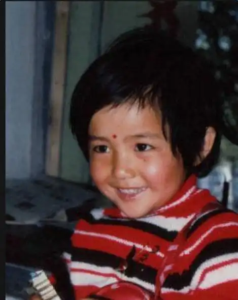 佟丽娅小时候黑黑土土的,像个农村娃.