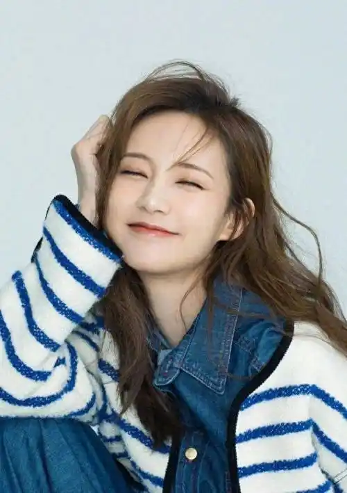 李一桐笑起来真甜,连体牛仔裤搭配海魂针织衫,一整个美到飞起_条纹