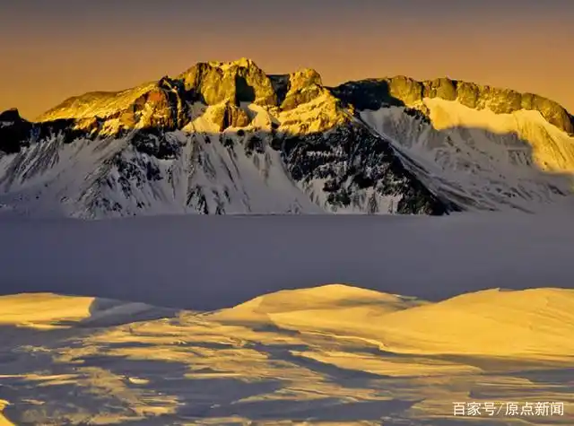 传说此峰直通天宫,是天庭和人间相连的天梯,因此得名"梯云峰". 玉柱峰