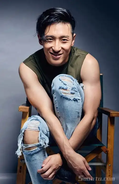 帅哥演员杨政最新写真大片背心搭牛仔阳光随性型男男演员杨政