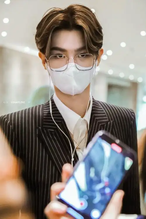 黄明昊条纹西装眼镜杀##黄明昊眼镜半永久吧