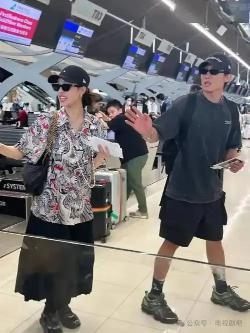 钟楚曦侯雯元现身机场 男方拎行李箱男友力爆棚_网友_来源_娱乐