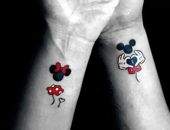 极简风彩色米老鼠情侣纹身图片
