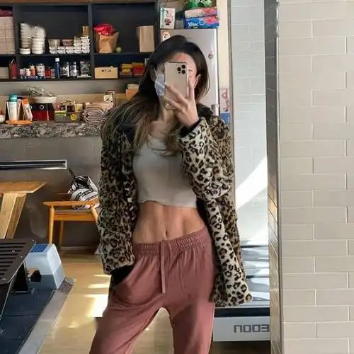 韩国jini励志变身性感辣妹大秀腹肌报复前男友