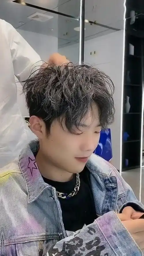 凌乱中分气垫烫,谁做谁帅