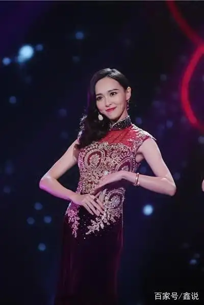 明星旗袍照,唐嫣惊艳全场,她穿上旗袍,怎么觉得哪里不对呢?