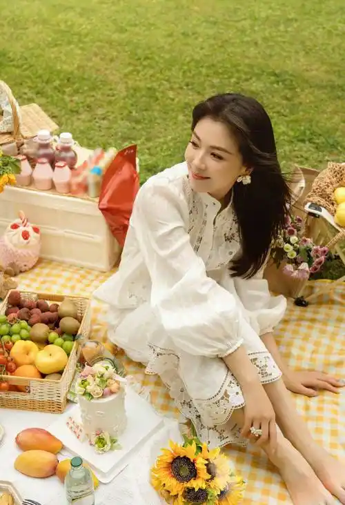 刘涛披肩长发白色套装户外野餐生活照