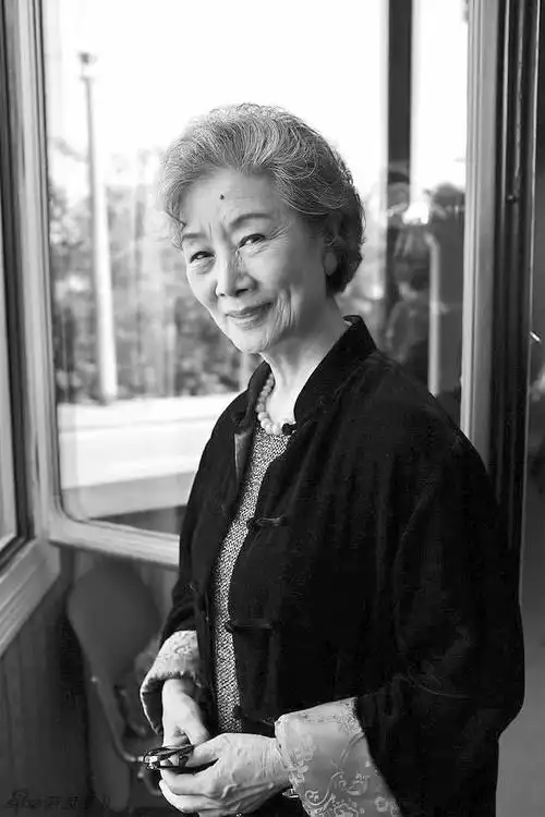 老戏骨吕中憾失"金狮"