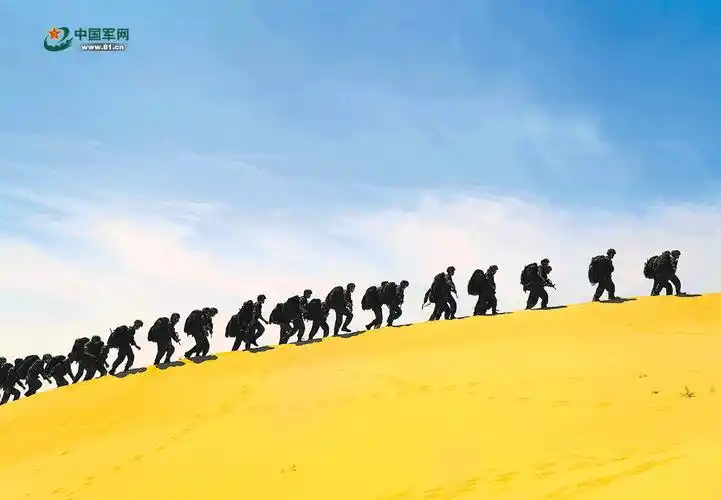 大漠深处负重行军.