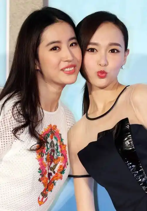 刘亦菲唐嫣同框比美,她穿白色镂空裙胖出双下巴,唐嫣还有小v脸