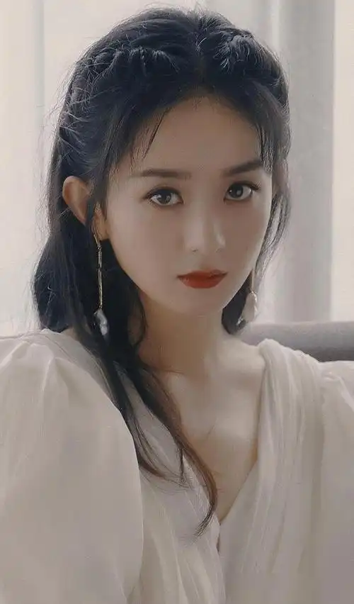 赵丽颖费加罗五月刊封面,一身红衣江湖侠气,又酷又飒,超级美!