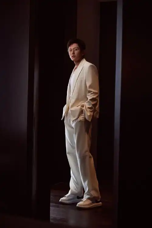 张哲瀚今日直播造型图张哲瀚一身纯白西装. 来自娱闻酱 - 微博