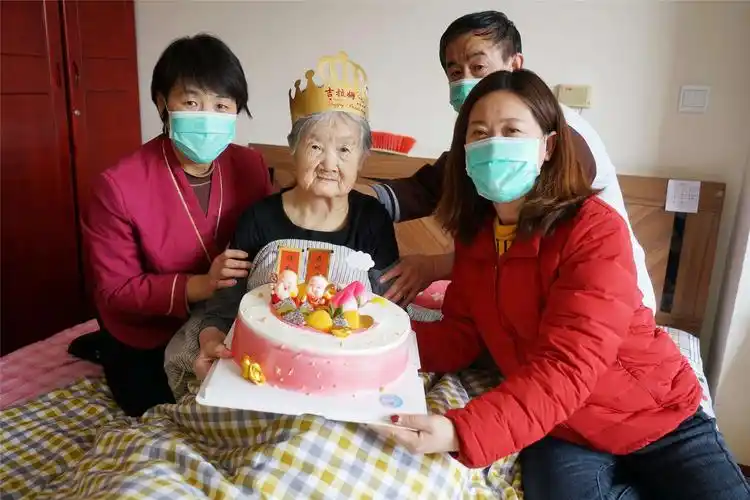 为过生日的老人送上生日祝福!