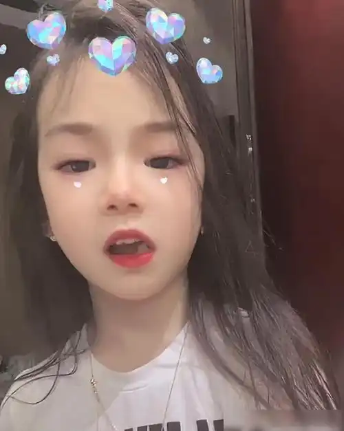 lucky近照曝光,化妆后和戚薇越来越像,虽是母女却更像姐妹|李承铉