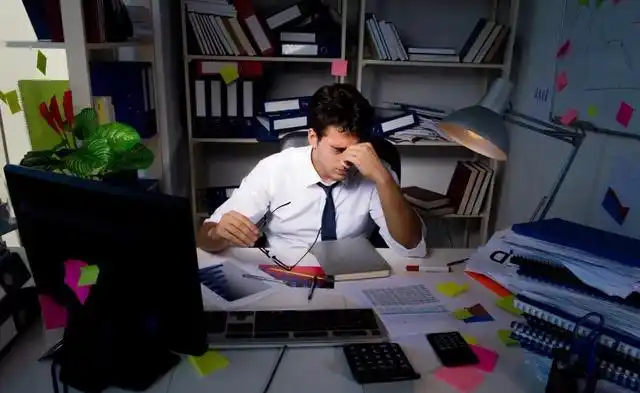 男子连续熬夜加班后眼皮无法抬起,被诊断为动眼神经麻痹,网友:算工伤