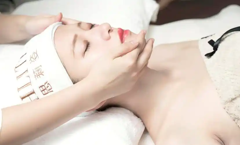 美容师给美女护肤按摩脸部图片
