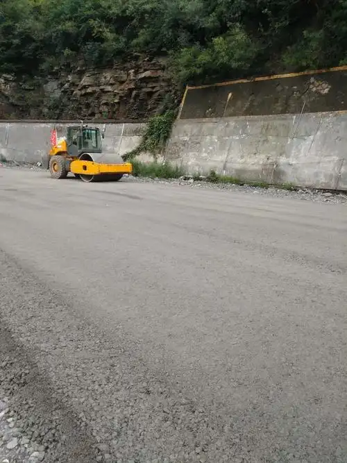 晋城路桥二分公司g207瓶颈线项目水稳层试铺
