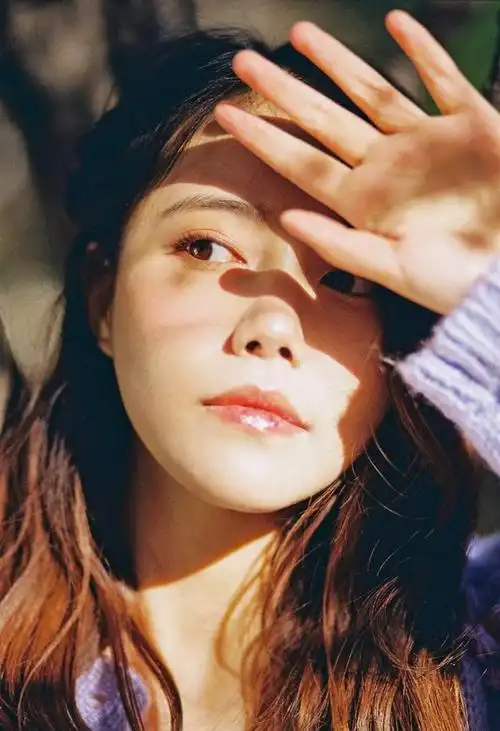 放假出游拍摄单人照,学好这8个拍照姿势,拍出各种美