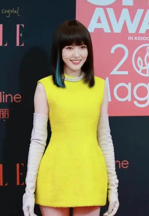 唐嫣裙子有点短长度刚到了大腿可很适合小个子女生穿很显高