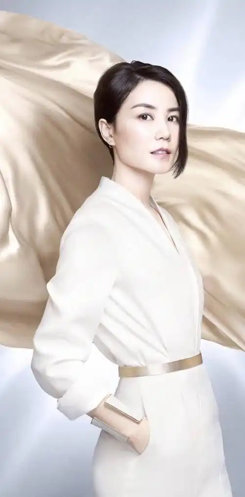 原创50岁王菲满面春风出席发布会,皮肤太紧致反而显得僵硬不自然