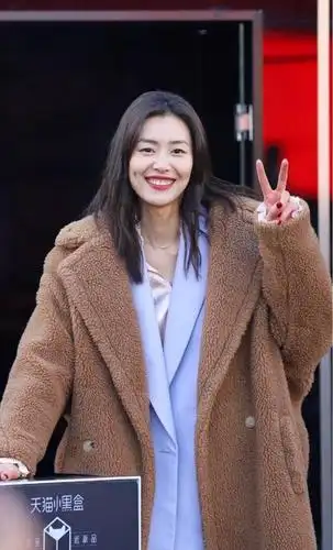 国际超模刘雯今日私服造型,演绎羊羔绒叠穿示范,保暖又美丽