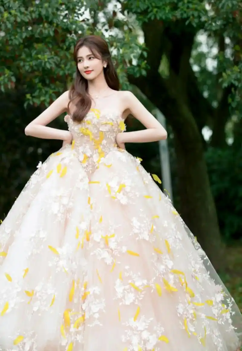 熠熠生辉,风动,亦心动…白鹿微博之夜造型,一身米黄色蓬蓬裙亮相红毯