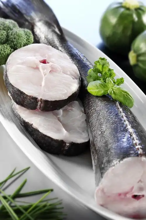 盘子里的新鲜鱼肉