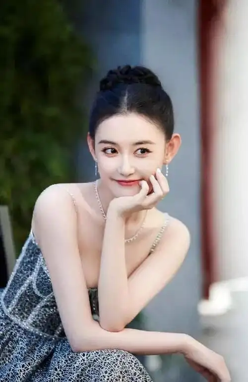 蒋依依大学生电影节红毯造型,让人感觉她从小美到大_网易订阅