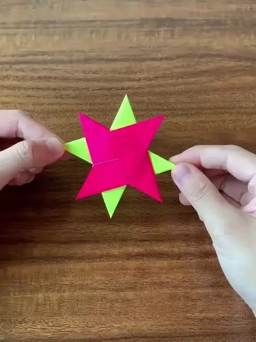 [折纸手工]花样双色小飞镖