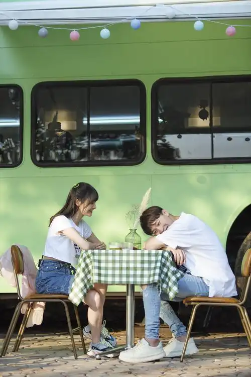 郑爽头绑彩带蝴蝶结超可爱 与张恒互喂甜品爱意十足