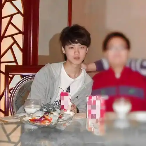 回顾与关晓彤恋爱的鹿晗重新走上顶流之路全靠同行衬托