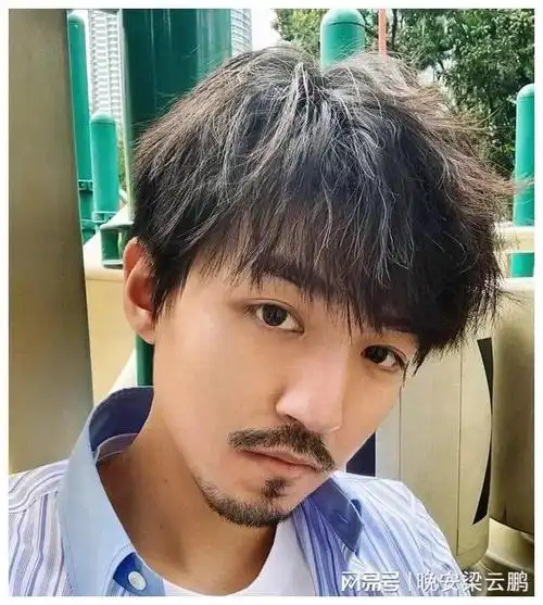 高以翔一脸的胡子,不仅没有邋遢感,反而更添成熟魅力,更有男人味,有型