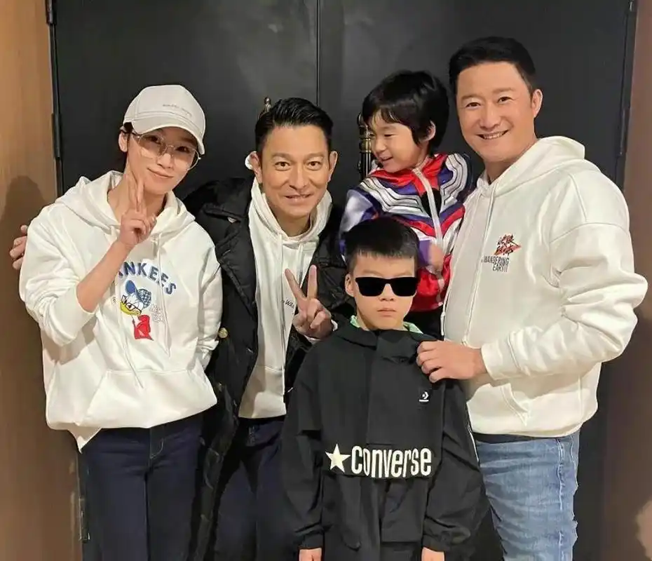 "  谢楠晒全家福和刘德华合照,"吴老二"向61岁天王索吻,48岁吴京傻笑.