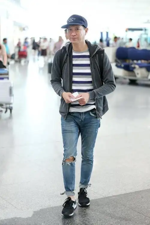 张家辉现身机场,各种表情成亮点网友;这外套不热吗?_网易订阅