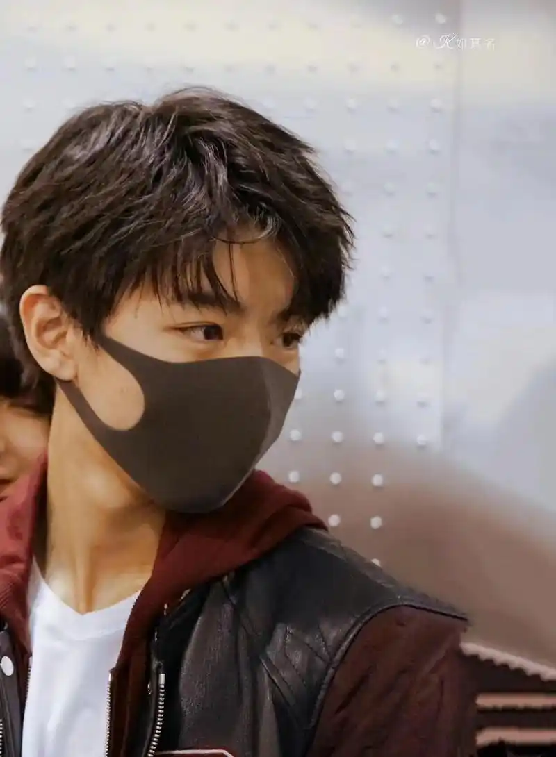 那双青春炽热的眼睛#王俊凯 #氛围感 #王俊凯让人心动的n个 - 抖音