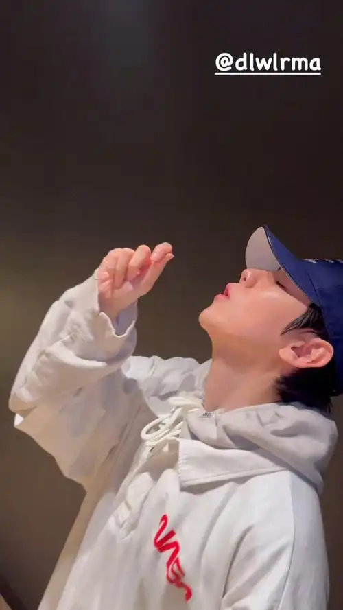 ins story更新  iu holssi challenge边伯贤fearlessbaek的微博视频