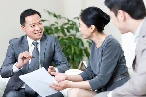 三人谈话_三人谈话图片