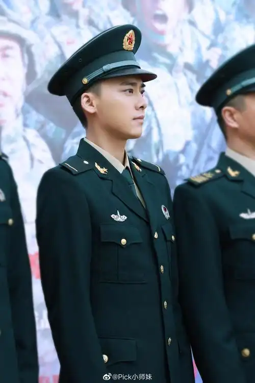 易烊千玺,杨洋,李易峰,朱一龙穿军装的样子太板正了!