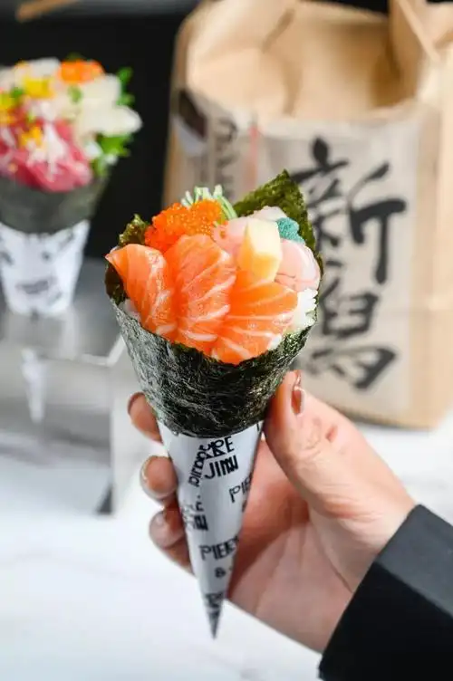 人均30北京路日式手卷整只龙虾怼进寿司日本飞机货现点现开