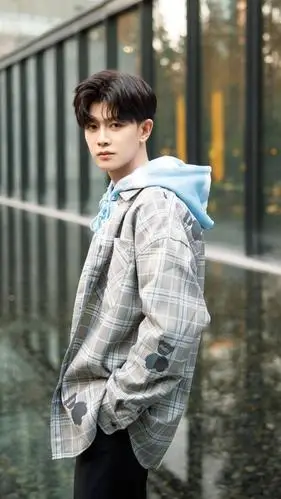 演员任嘉伦,佩服他在当红的时候官宣结婚生子,请看帅照吧