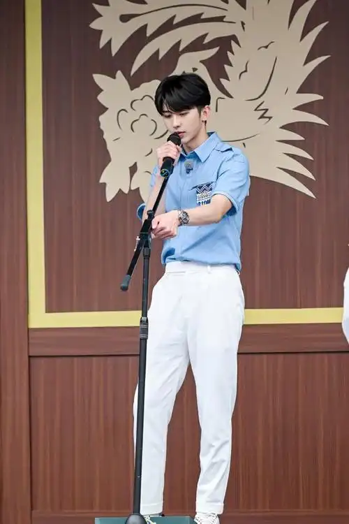 组图:蔡徐坤《奔跑吧》剧照 蓝衬衫搭白裤干净清爽