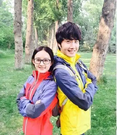 丁一宇赵丽颖首度合作 微博秀出甜蜜照